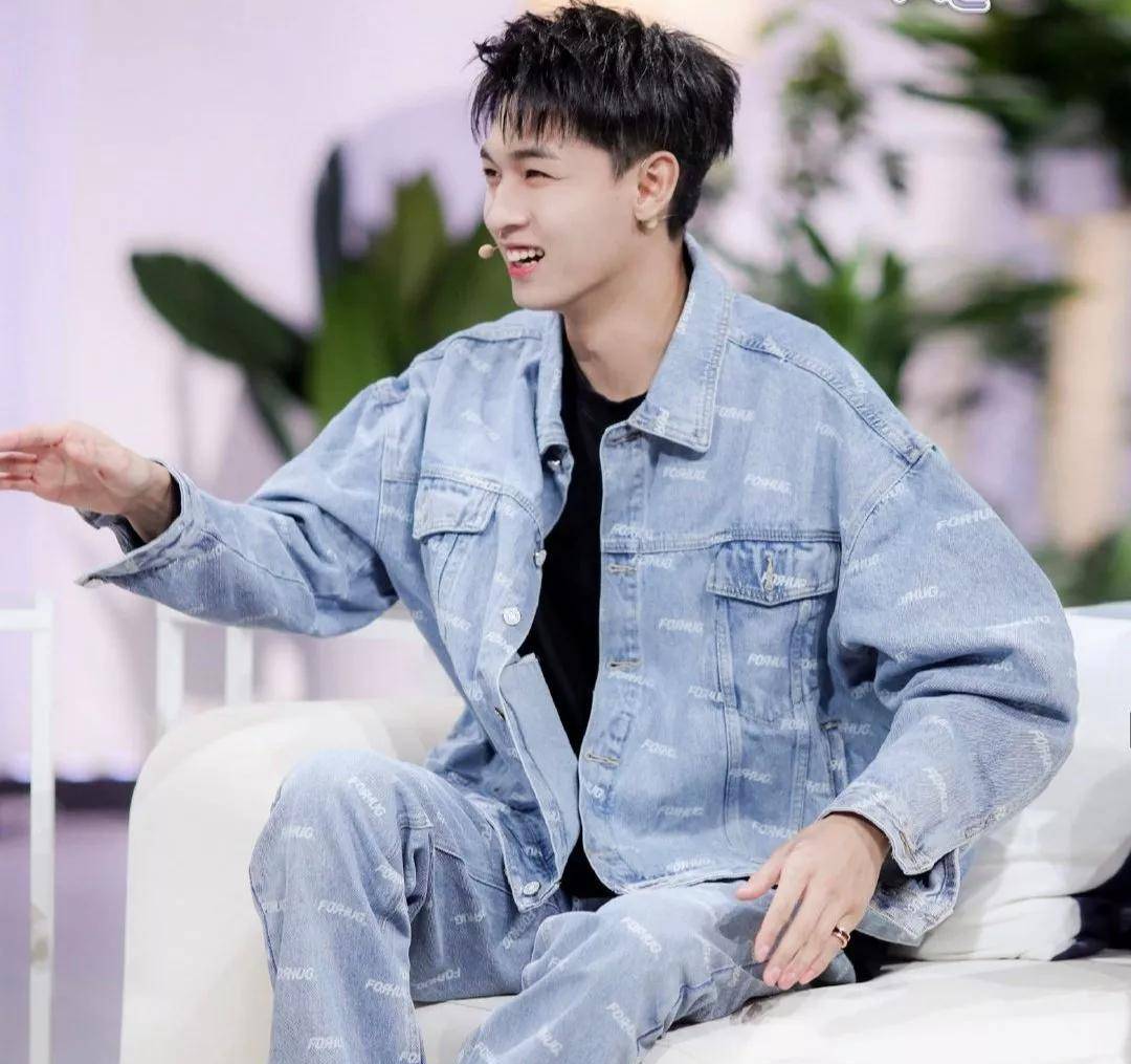 秦霄贤参加恋综反被观察,老秦,不愧是你啊_时尚_黑色_白色