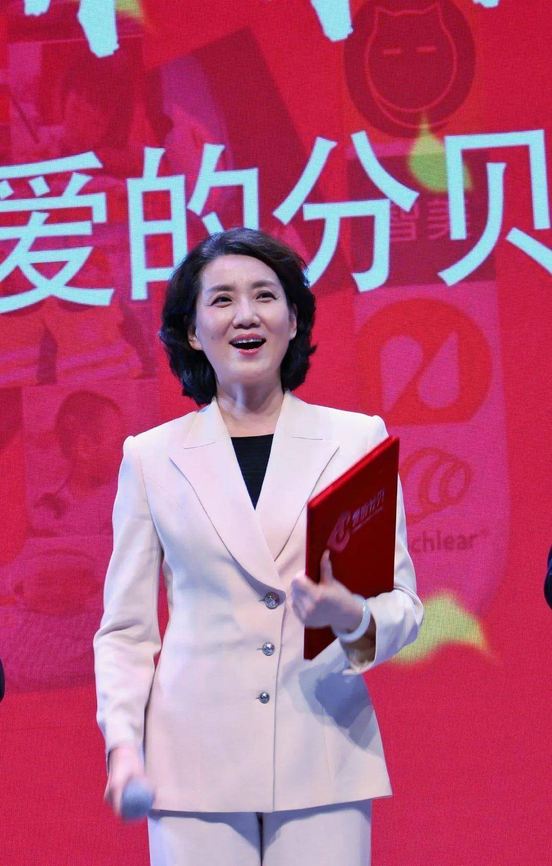 摄影师对李修平说:"我差点没认出来你就是那个主持新闻联播的大美女!