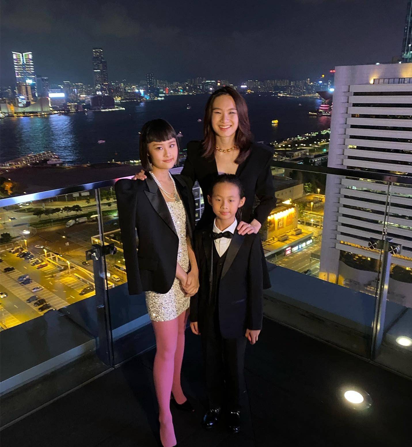 草蜢组合蔡一智结婚15周年大手笔办奢华派对一家五口打扮隆重