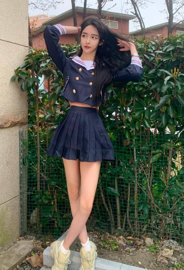 艾比不愧是"女装大佬",在自拍的时候,艾比穿的衣服看上去都是很有甜美