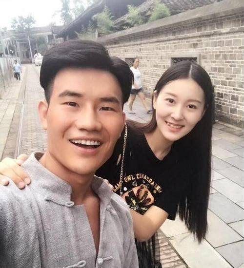 曾因颜值被嫌弃,妻子外貌气质却不输女星,嘎子哥完成了人生逆袭