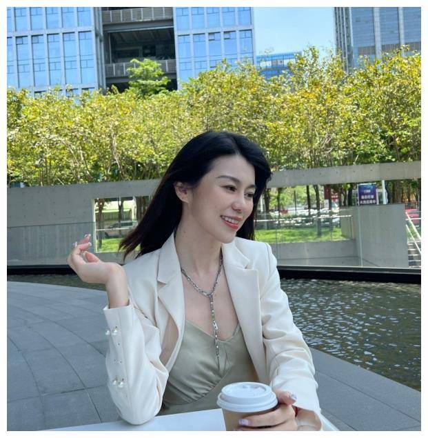 39岁的广东台美女刘颖婷,把儿子交给丈夫来照顾,自己一心拼事业_薛乐