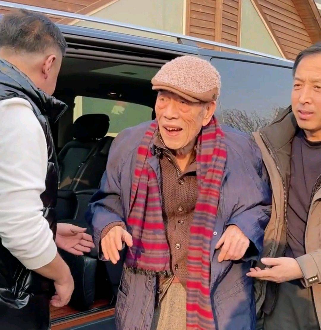 91岁杨少华与画家史国良会面,全程紧挽史国良手臂,听觉严重退化_视频