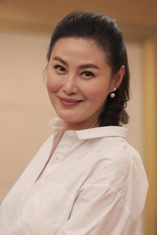 52岁最美"潘金莲"近况曝光,皮肤白皙似冻龄,连发动态感悟多_王思懿