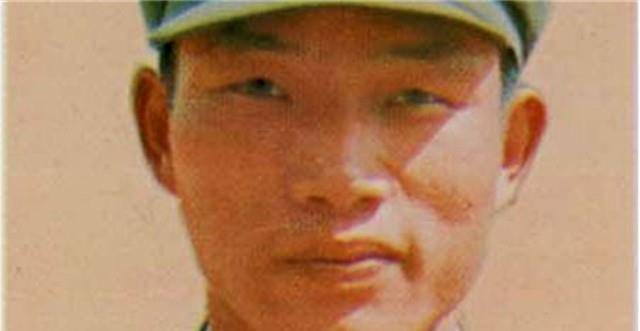 尹光忠尹光忠正在思考着怎样冲上去,而不引起敌人的注意,结果不小心