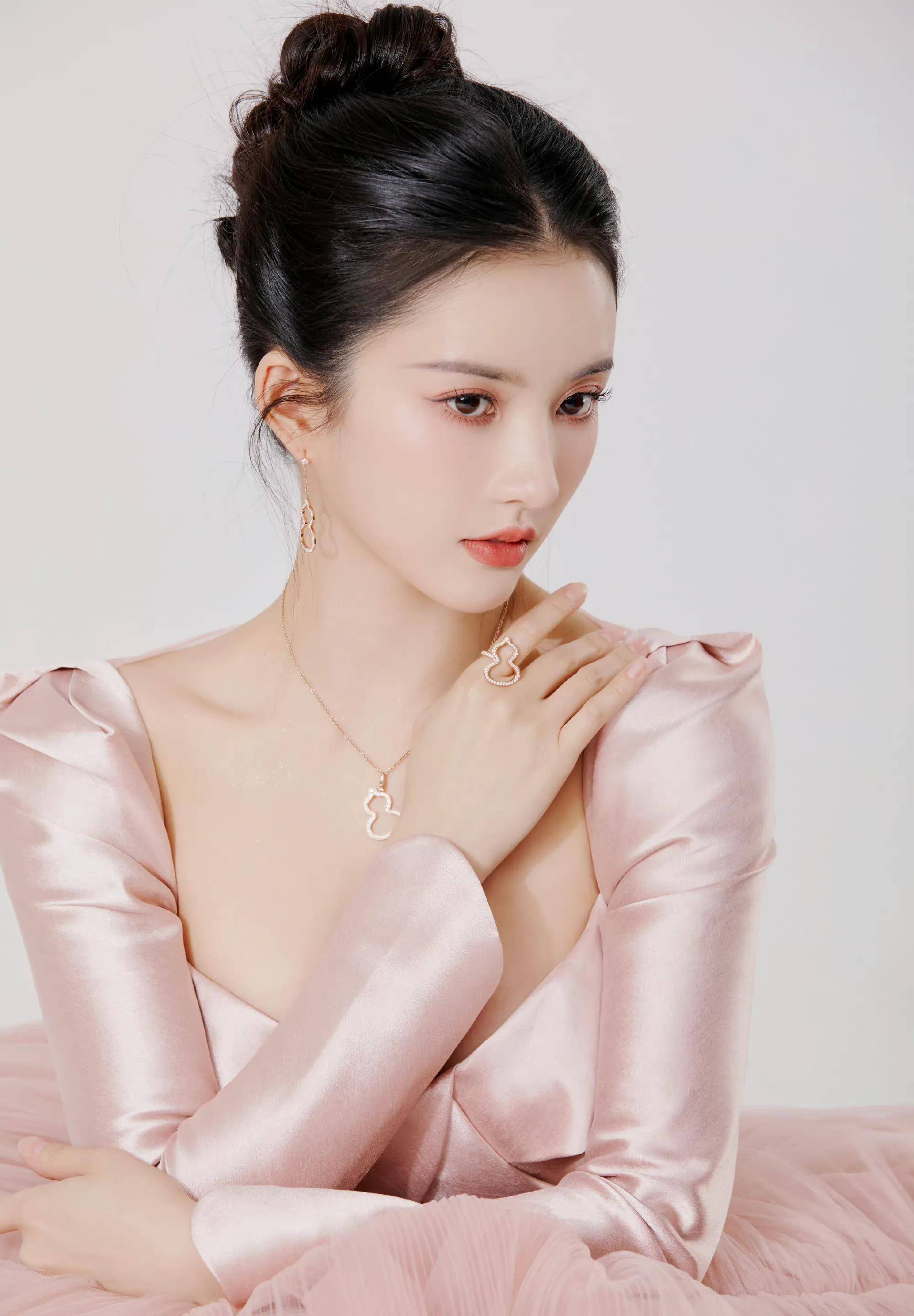 最新时尚盛典红毯:毛晓彤于文文性感撩人 程潇美背迷人 刘些宁仙气