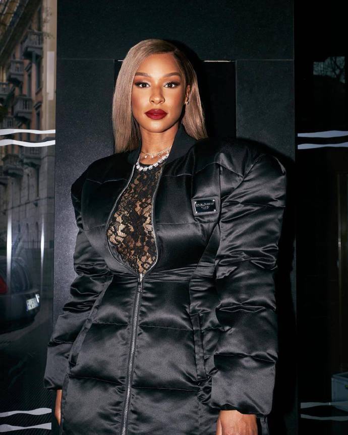 詹皇妻子出席米兰时装周,老詹:回家有你在欧洲得不到的东西_萨瓦娜