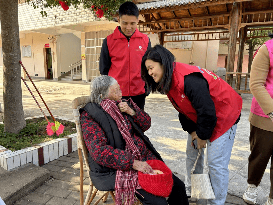 寻乌县长宁镇三二五村开展"志愿敬老行 关爱传真情"活动_老人_服务