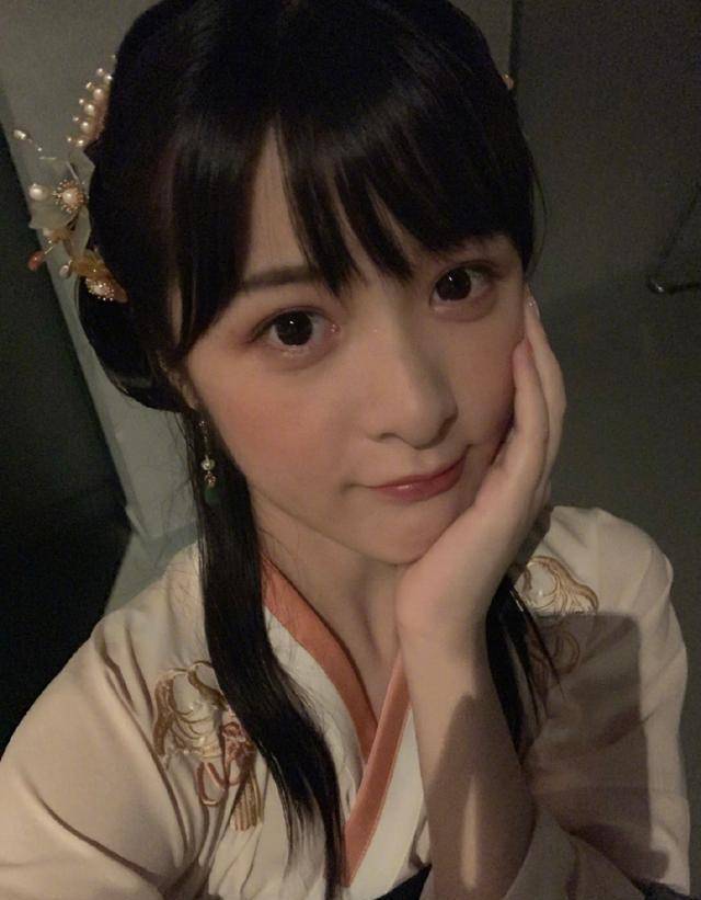 "星女郎"22岁生日美丽大变身,黑长直变红发,像小美人鱼好好看_徐娇