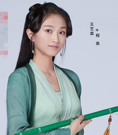 再次是王艺霏饰演的程英,剧照中程英一身绿衣淡然优雅,嘴角微扬眉眼