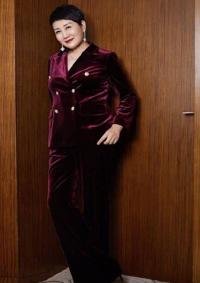 与其他名人的豪宅和名包相比,张凯丽的住房,服装住房和交通都和普通人