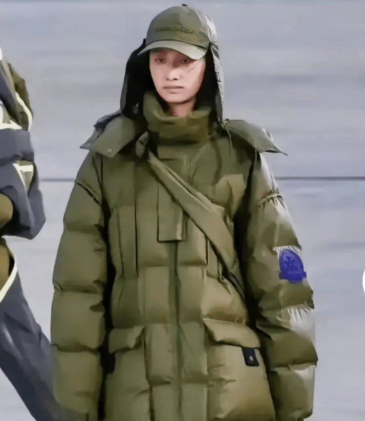 心里也会萌生出一些灵感来,小编也很好奇,中国李宁的设计师在设计服饰