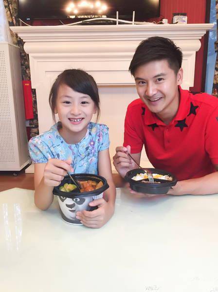 田亮娇妻叶一茜,晒出了一组女儿森碟的照片,颜值逆袭成校花_爸爸_父母