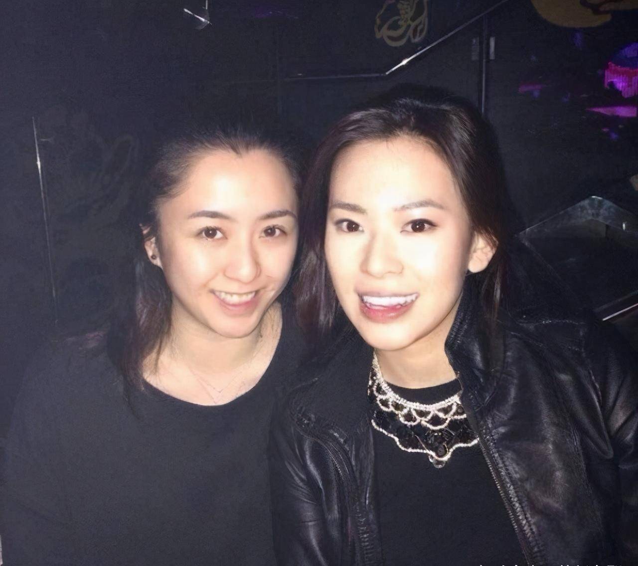 汤镇业双胞胎女儿颜值高,罕露面宣传活动,娇俏可爱似妈妈文静_汤乐欣