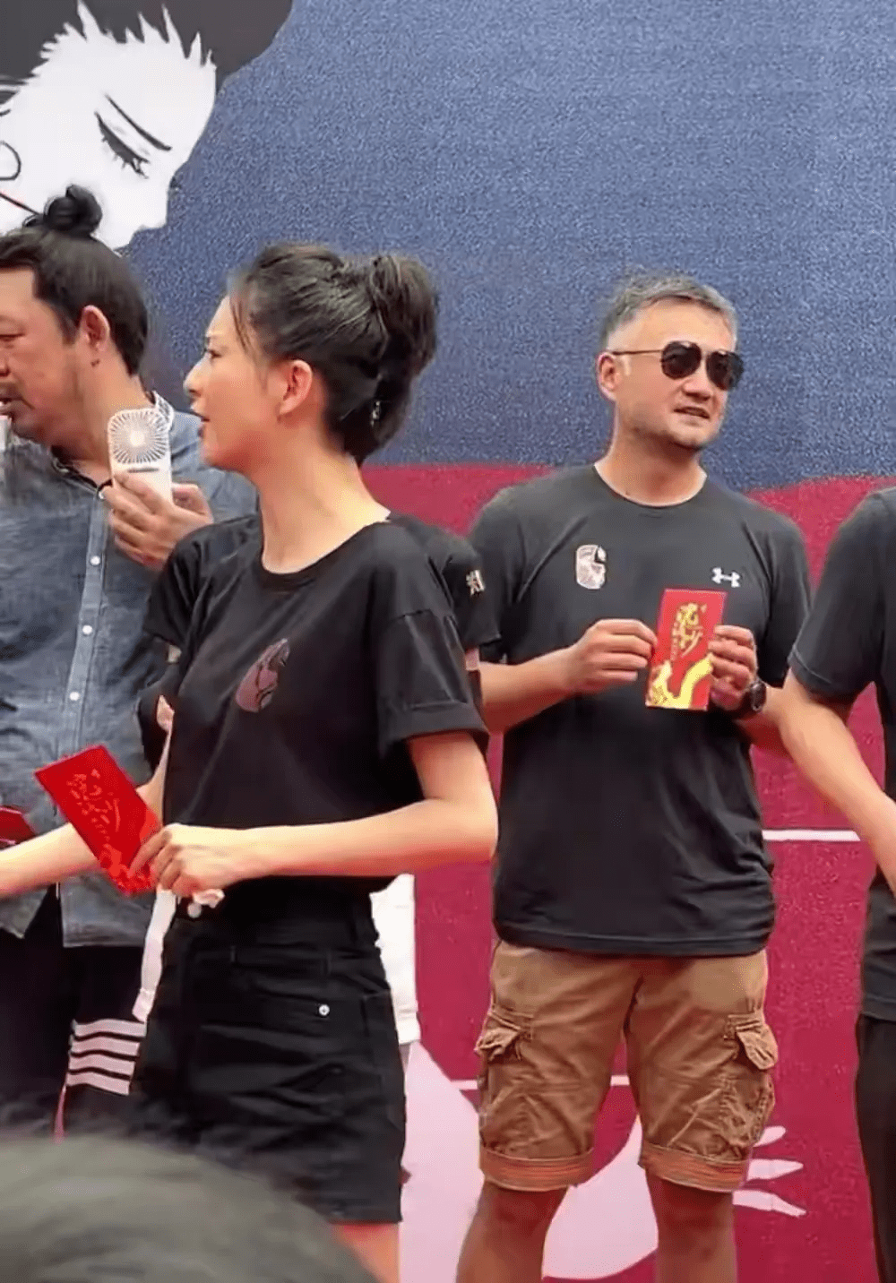 佟丽娅素颜亮相,穿黑色t恤扎丸子头,撑起场面太有"大姐范"_时尚_短裤