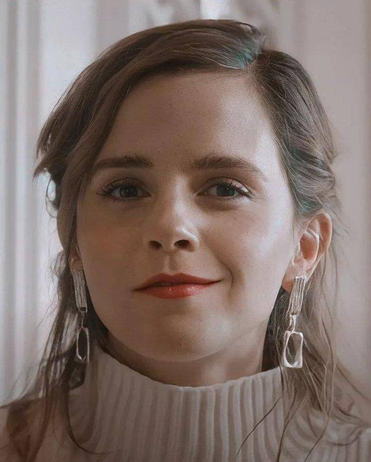 艾玛·沃特森 (emma watson) 身着镂空迷你裙罕见地公开露面_穿着