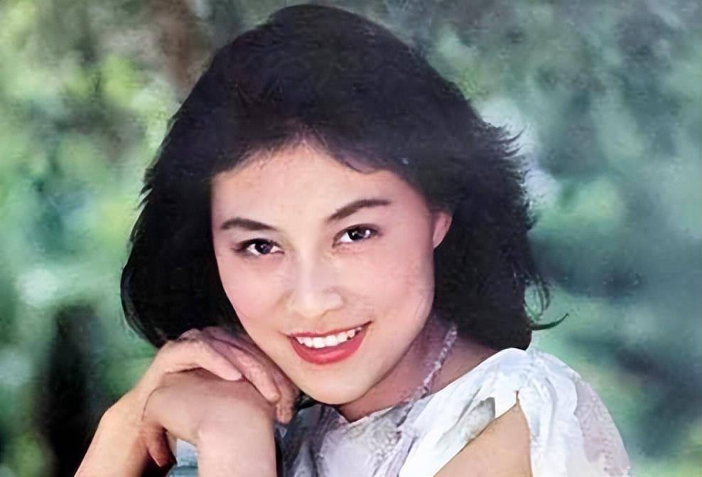 演员岳红:产后5个月被离婚,中年患癌,60岁依旧单身_岳鸿_生活_女儿