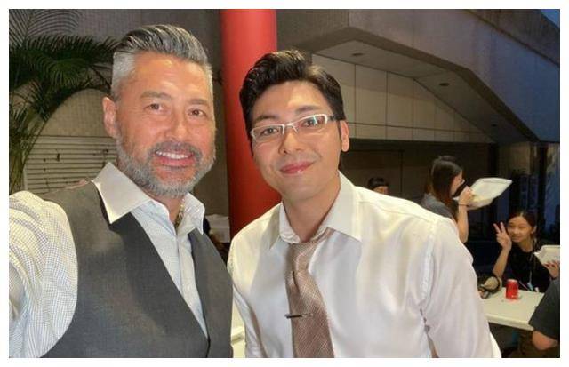 大哥头发花白仍有型,三弟息影30年变化大_王盛德_合作_社交