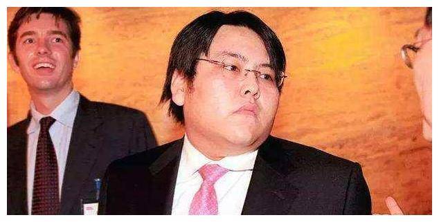 李兆会是出生于一个豪门家庭,父亲是李海仓,中国的"钢铁大王".