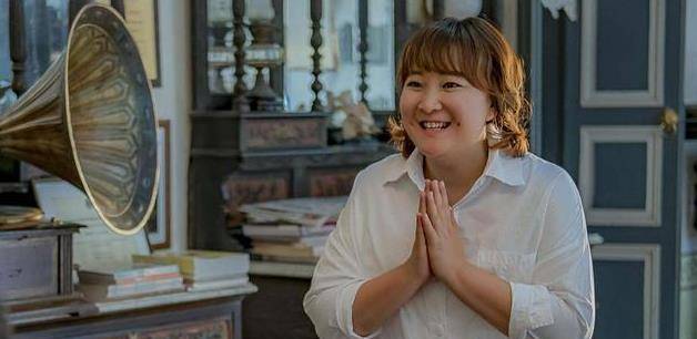 贾玲豪宅曝光,网友看到餐厅后开始不淡定,表示钱都花在吃的上了_冯巩