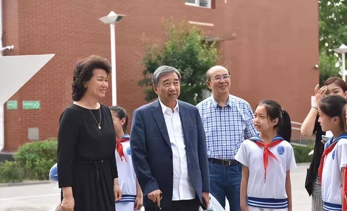 许中荣(中)在北京海淀区七一小学许中荣,1947年生于晋江龙湖镇龙玉村