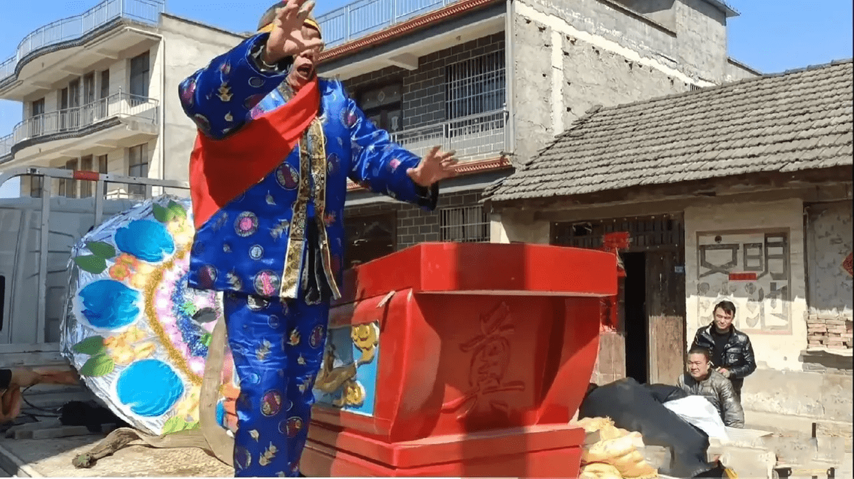 安徽一老人坐棺材穿寿衣蒙脸给自己办葬礼?