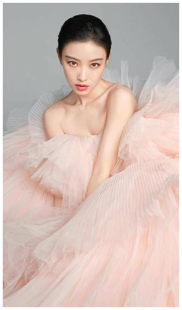 时尚盛典颁奖典礼,倪妮荣获年度表现力人物,称赞高叶,你超美的_妮妮