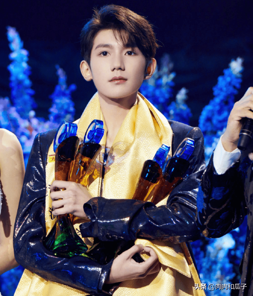 走下颜值神坛的王源,到底是痘坑,大鼻子还是身高该背这个锅呢?