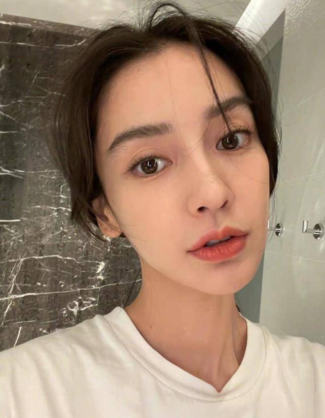 baby晒原相机自拍,素颜状态绝美,高清镜头下的双眼皮贴有些抢眼_海绵