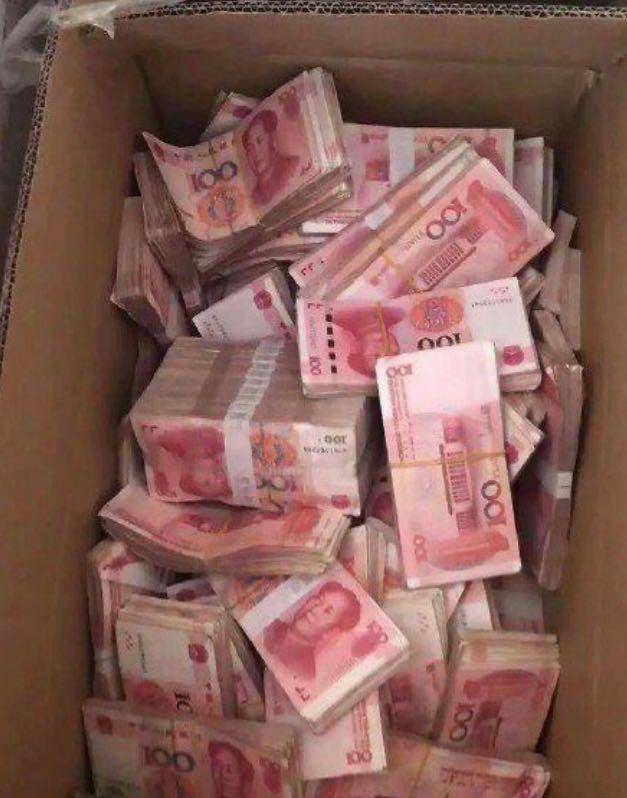 在一起,今天他过来给了我两个选择,可以在女朋友和这一箱钱里面选一个