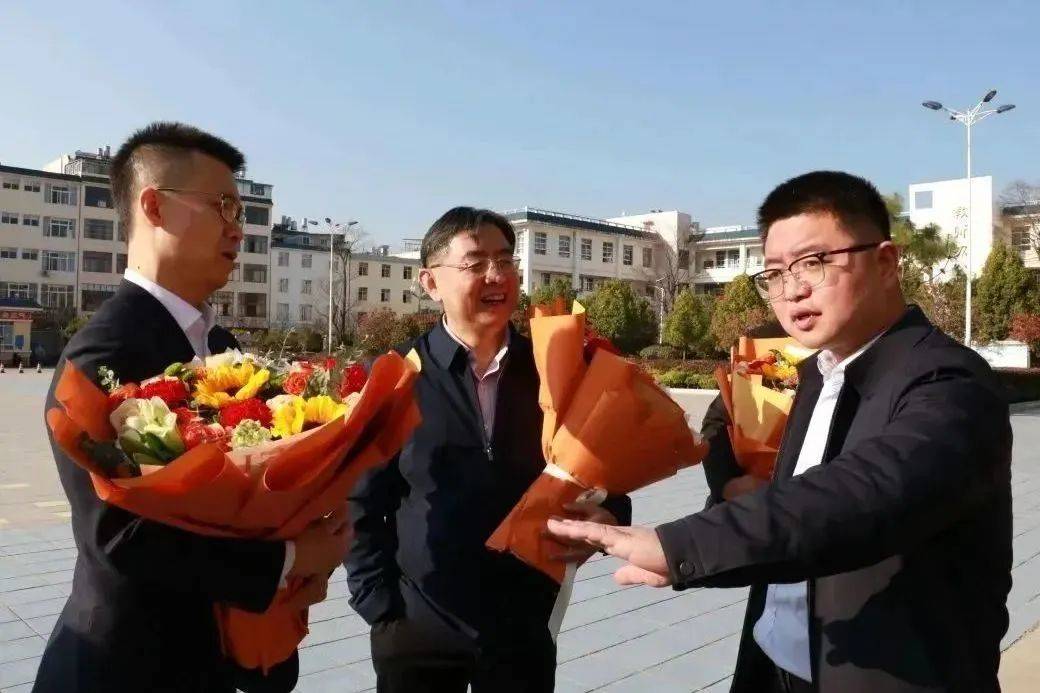 财政部牵手毕马威华振向永胜县第四中学捐赠课桌椅,电脑_合伙_同志