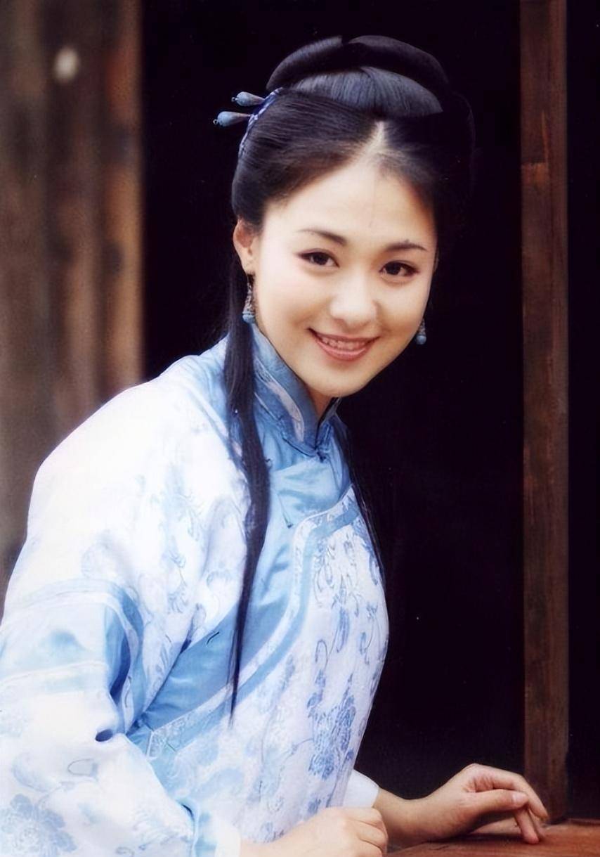 原创             沈傲君也中年发福了,穿衣简