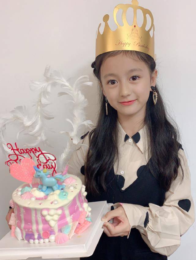 女童星11岁需画浓妆,打扮时尚不见少女感,这样成长合适?