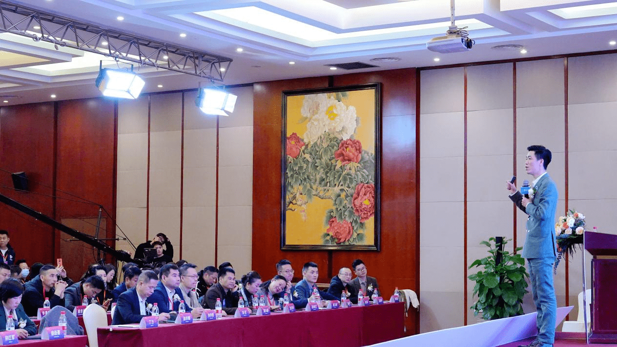 发布会上,联云宝董事长丁力发表演讲,表示联云宝本次发布国潮,城市