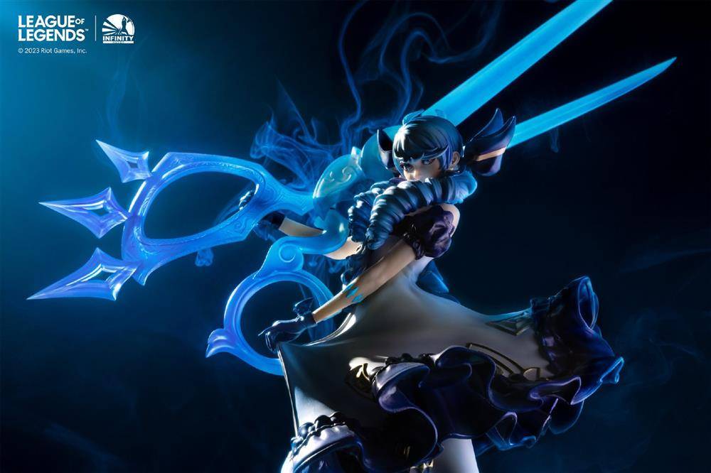 潮趣:《英雄联盟》灵罗娃娃 格温 雕像 蓝色大剪刀_材质_一身_连衣裙