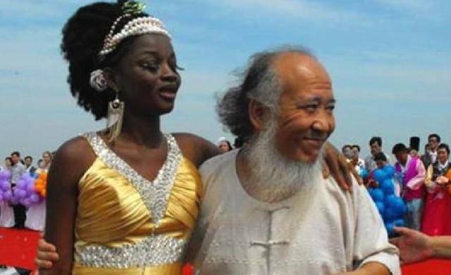 53岁画家杨彦，追求24岁非洲美女，花4000万办婚礼，如今怎样？