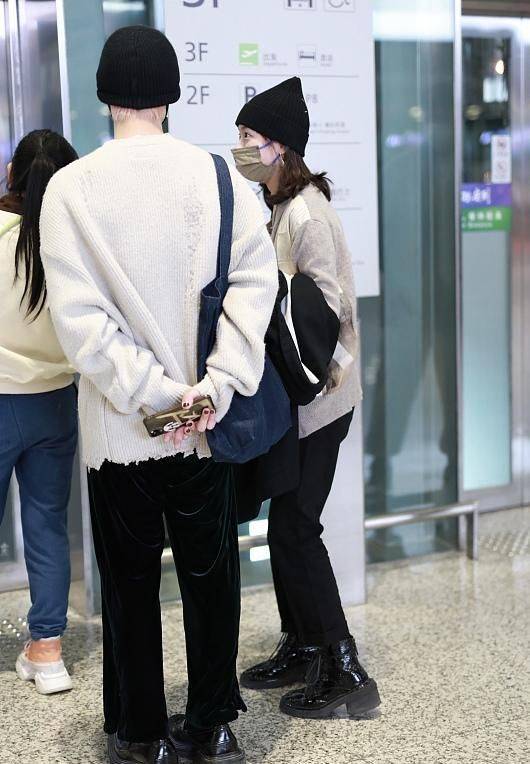 疑似恋爱?"乔英子"李庚希和男友人走机场,友人粉发美甲太抢眼