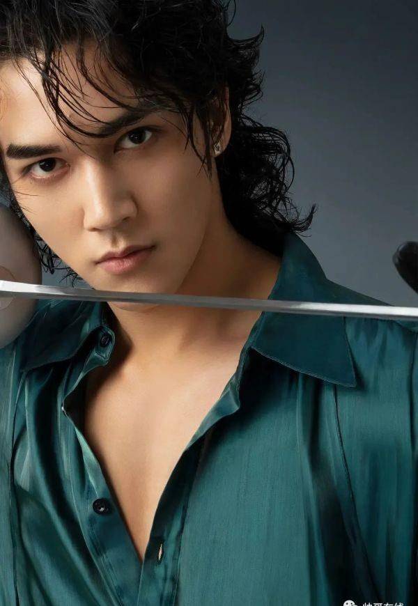 狂野风黑皮肌肉小鲜肉走红,颜正条顺186cm退役小哥,这是理想型吗?