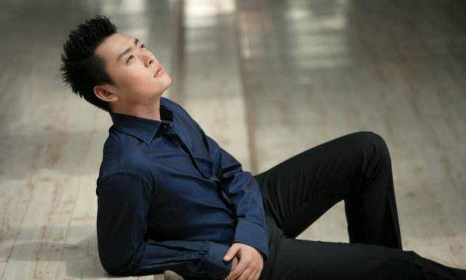 而这个演员的名字叫张彤.