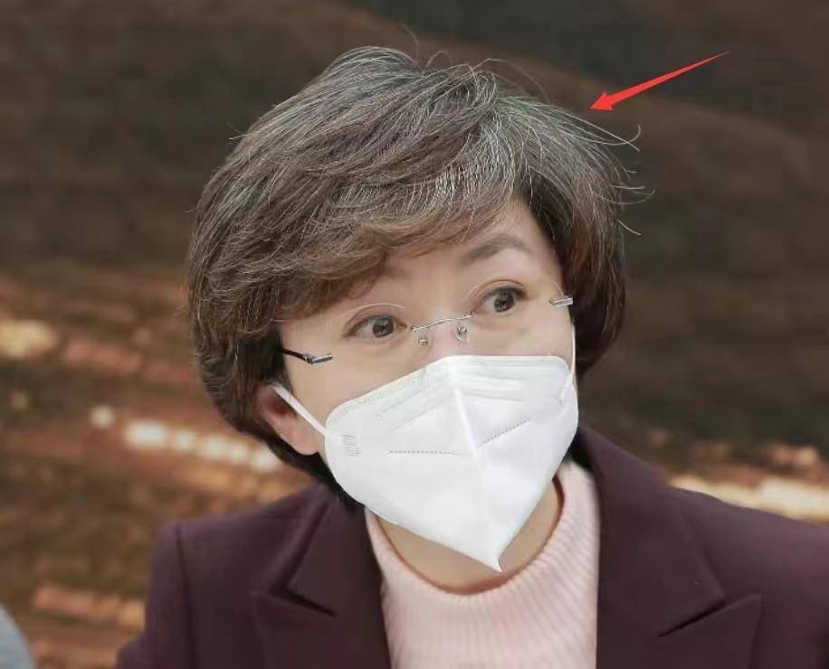 素颜亮相不修边幅,满头白发但气质很出众_西装_女性_身材