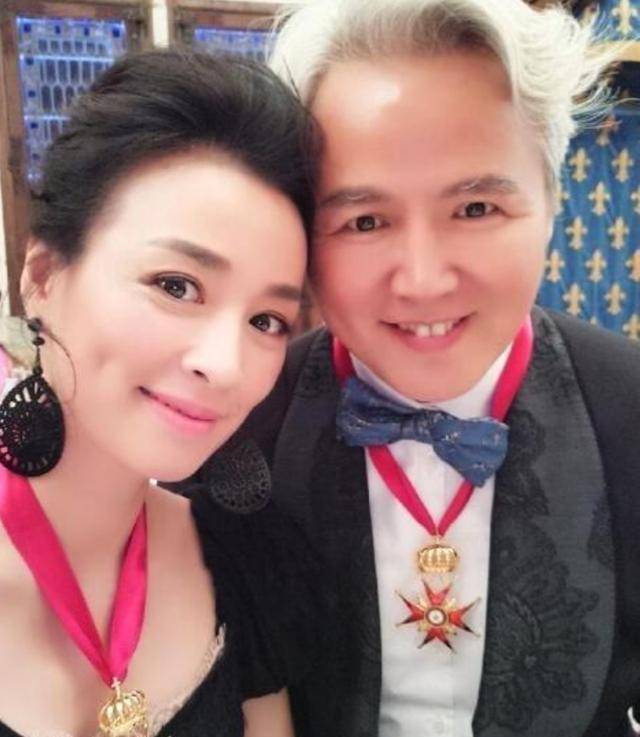 50岁张庭手捂腹部,好像又有喜,曾为有喜做9次试管打一千多针_孩子