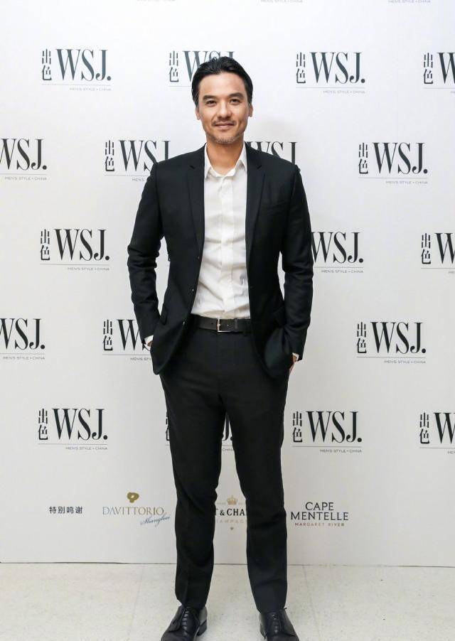 冯德伦很久没有露面,印象中他还是留着中分的短发啊,现在一看怎么变化