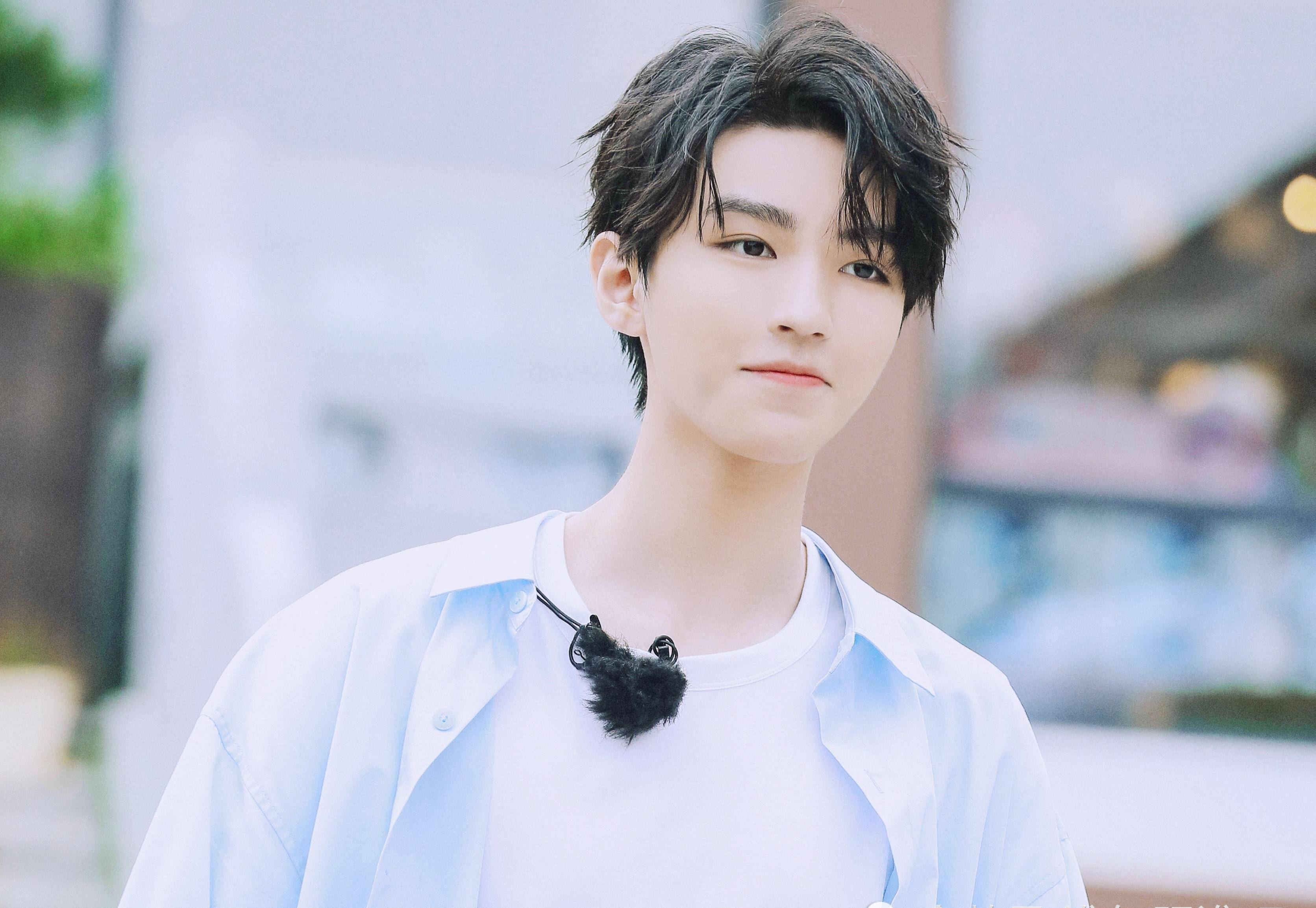 王俊凯瘦到脱相颜值下降,穿旧衣背破包,原本该夸!