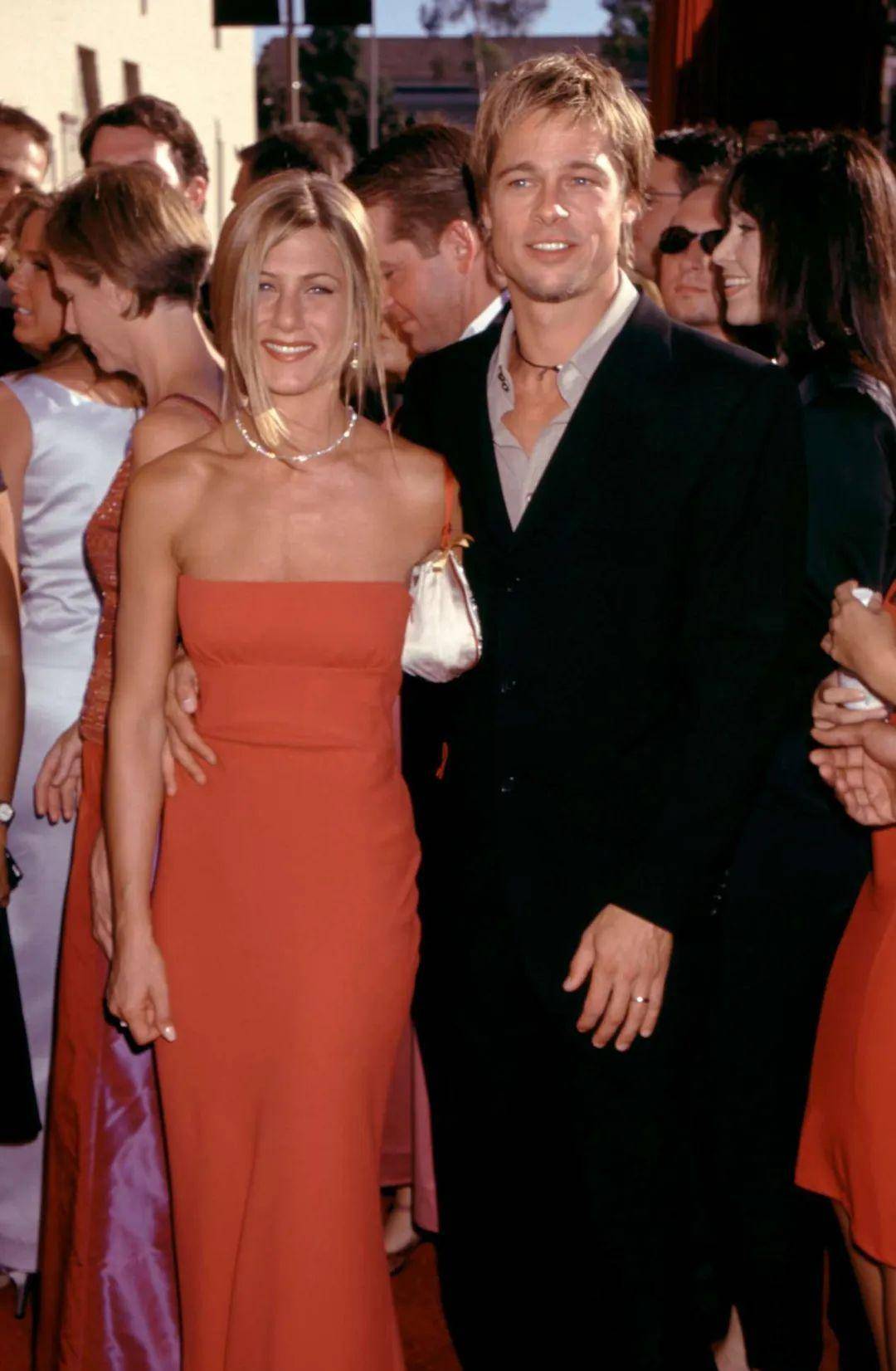 与詹妮弗·安妮斯顿组金童玉女cp时的布拉德·皮特 vs 交了29岁新女票