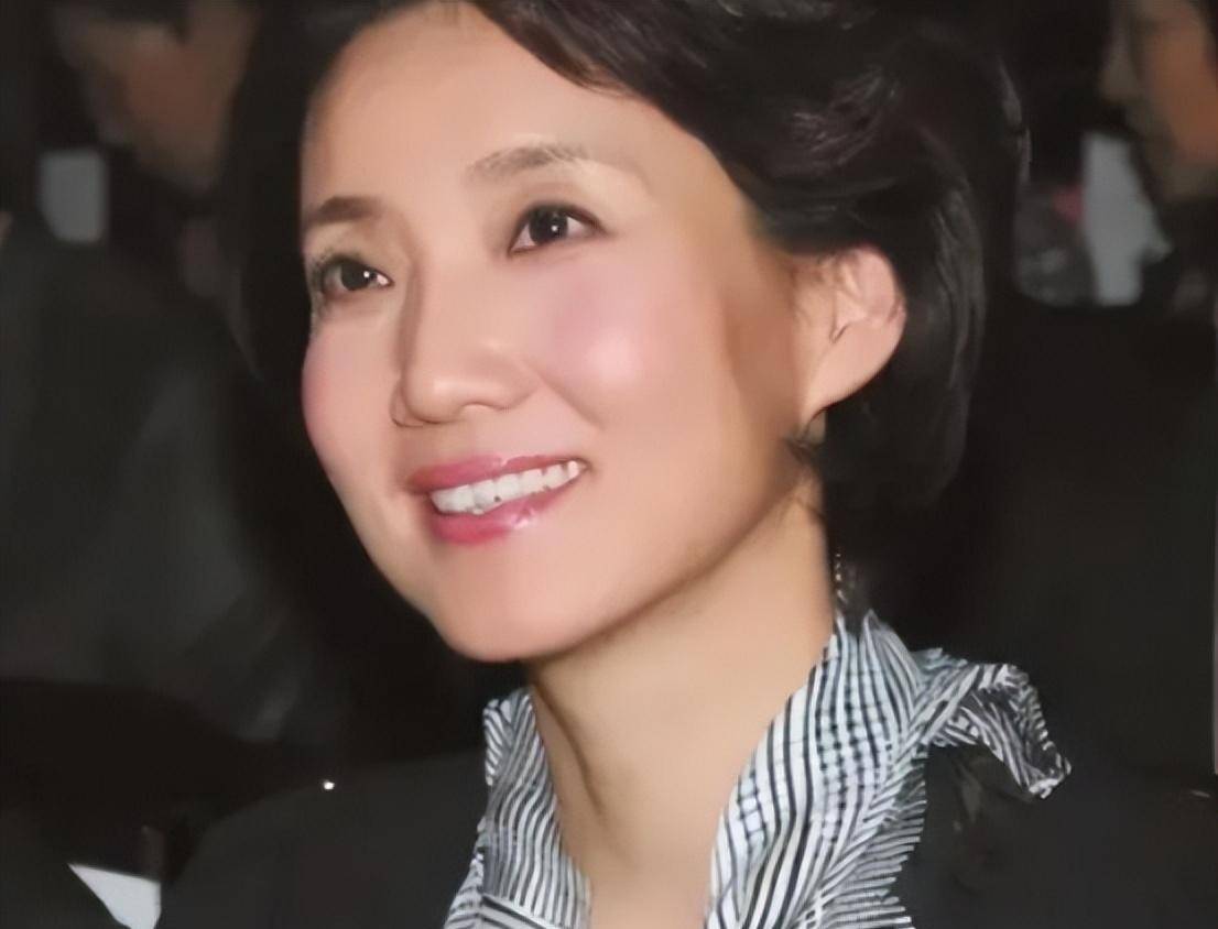 "央视主播"李修平:有过一次婚姻,42岁再婚也幸福,60岁没孩子_实习