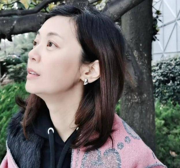 赴英产子,晒大时尚照惹争议的前电视女子主播姜丰,今现状如何?