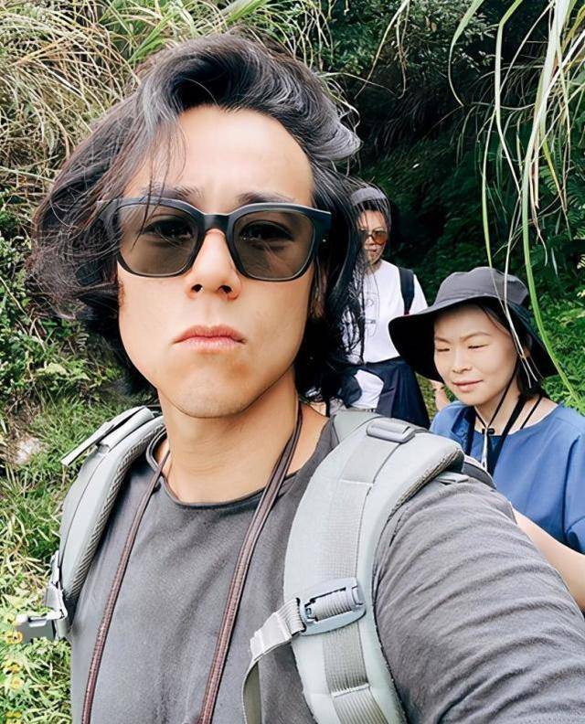 彭于晏身穿背心,不修边幅,被人偷拍后,为啥对人竖起中指_大学生_反应