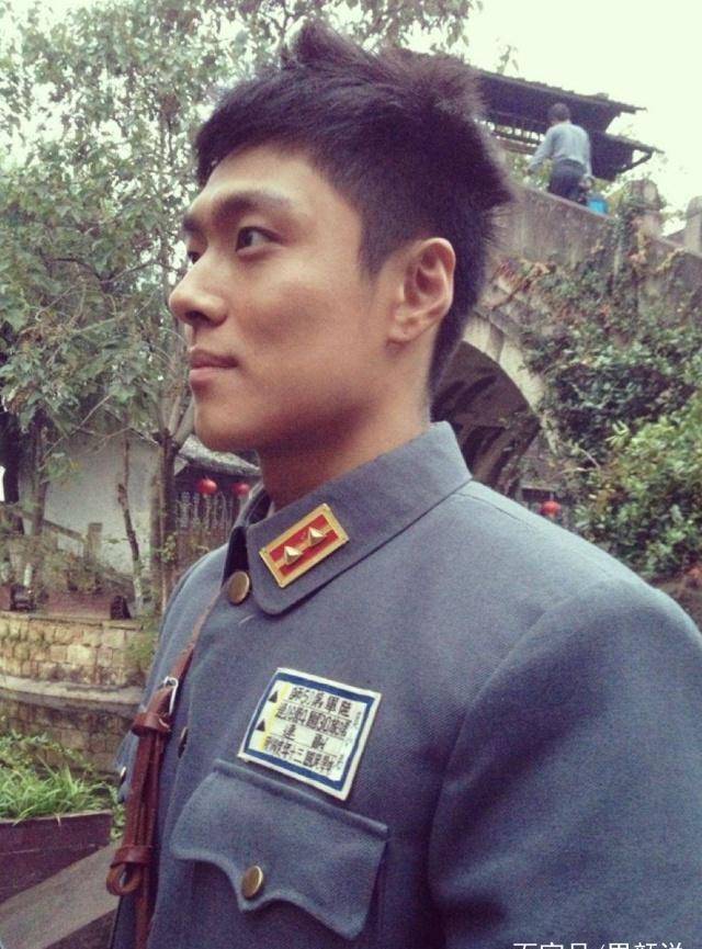 战长沙》这部剧中,他又是主角的手下,不过有角色转换,在剧中饰演的莫