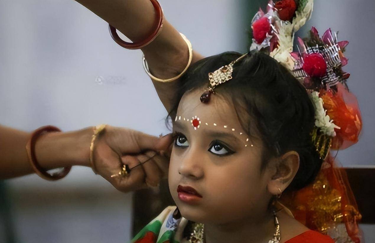 揭秘印度"圣女"真实生活:十几岁就沦为高级僧妓,最终孤独终老