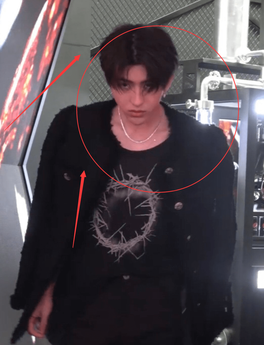 蔡徐坤在广州被粉丝抓拍,没化妆没滤镜的他,"真实颜值"长这样